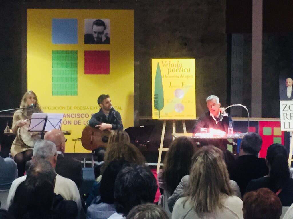 Dip_Va's tweet photo. .@JesusJCarnero #InmaculadaToledano Alc.#FranciscoRodríguez @carlos_aganzo asisten #VeladaPoética 'A la sombra del ciprés' con la poesía de @ignacioelguero, la música de #SuriaPombo y la voz de #AranchaBermejo en #VillaLibro de #Urueña @turvalladolid @nortecastilla @culturacyl https://t.co/zDjdng3bI8