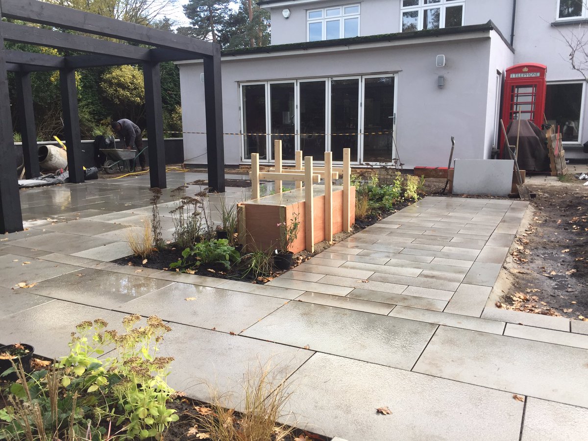 RachelPSDesign's tweet image. The making of a poured concrete bench with @BurnhamLandscap