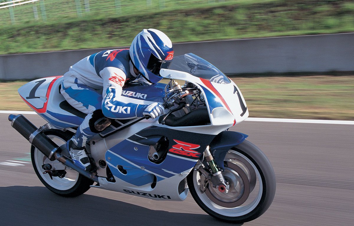 suzukicycles's tweet image. True ram-air ducts arrived with the 4th gen GSX-Rs, increasing performance with a larger airbox and advanced, electronically-controlled carburetors. #GSXRHeritage