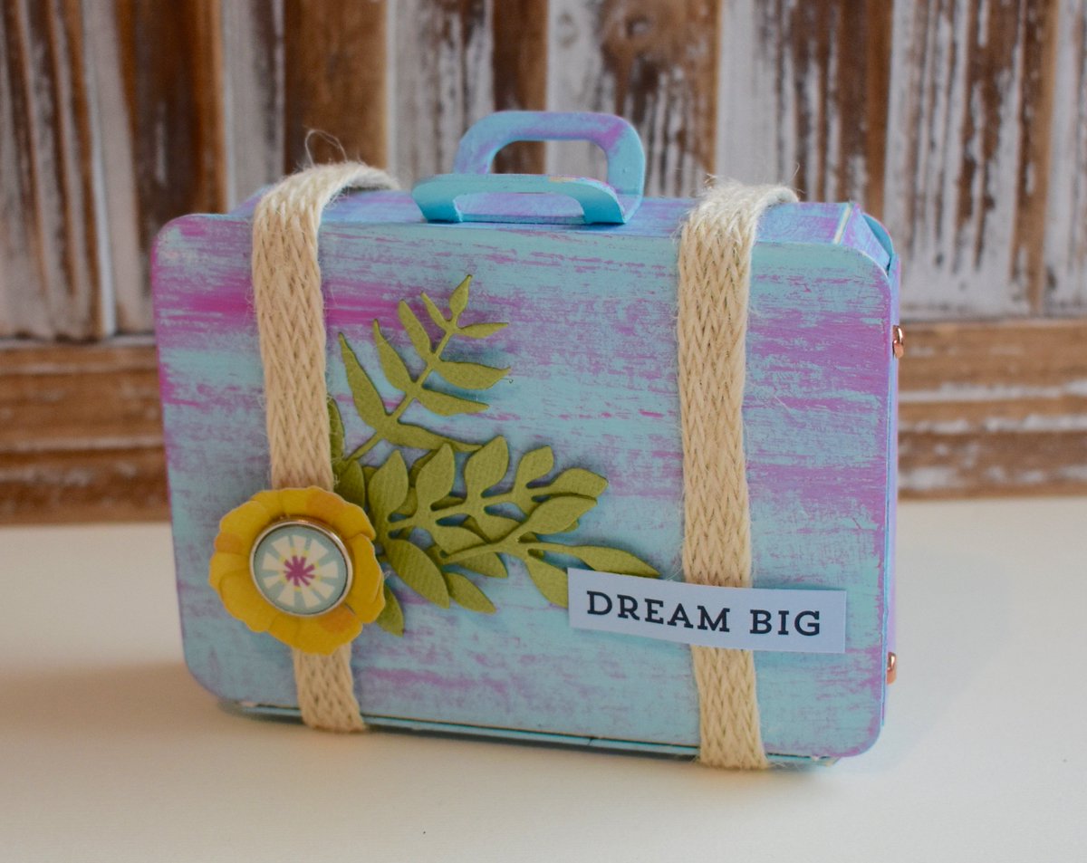 No better weekend than watching <a href="/KatieSkiltonUK/">Katie Skilton</a> on @hochanda_tv tomorrow at 3 &amp; 7pm &amp; Sun at 8am with new journaling dies 😱👍 #sizzix #crafts