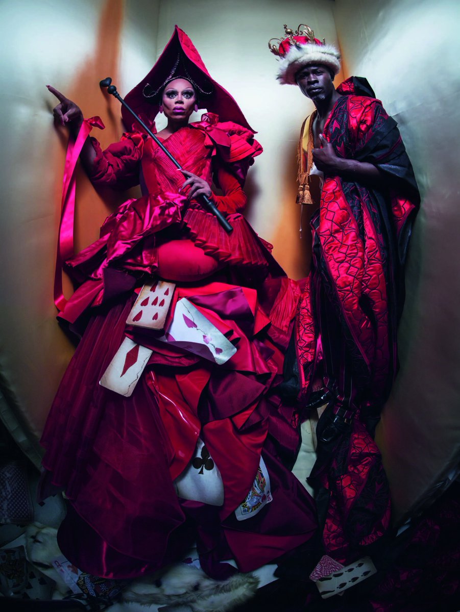 Pirelli_MX's tweet photo. ¡Córtenle la cabeza! @rupaulofficial y #DjimonmHonsou son los imponentes Reyes de Corazones en #PirelliCalendar 2018 #InTheCal
https://t.co/b1nH5ZJNAP https://t.co/BhWokb7ONX