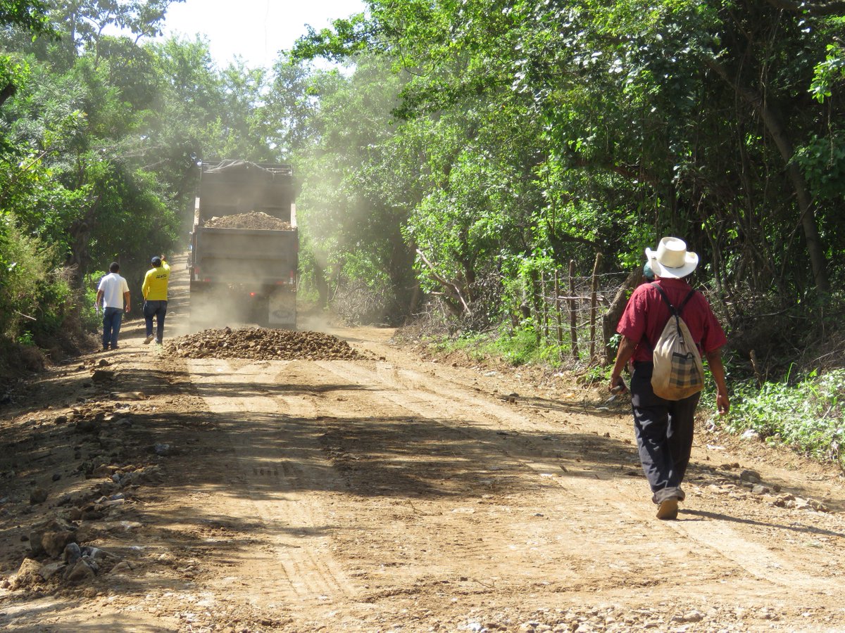 De la mano de Dios avanzamos con reparaciones de calle, Lotificación Sirama, del Cantón Huisquil llevando balastado y compactado de la calle principal. ¡Conchagua somos todos!