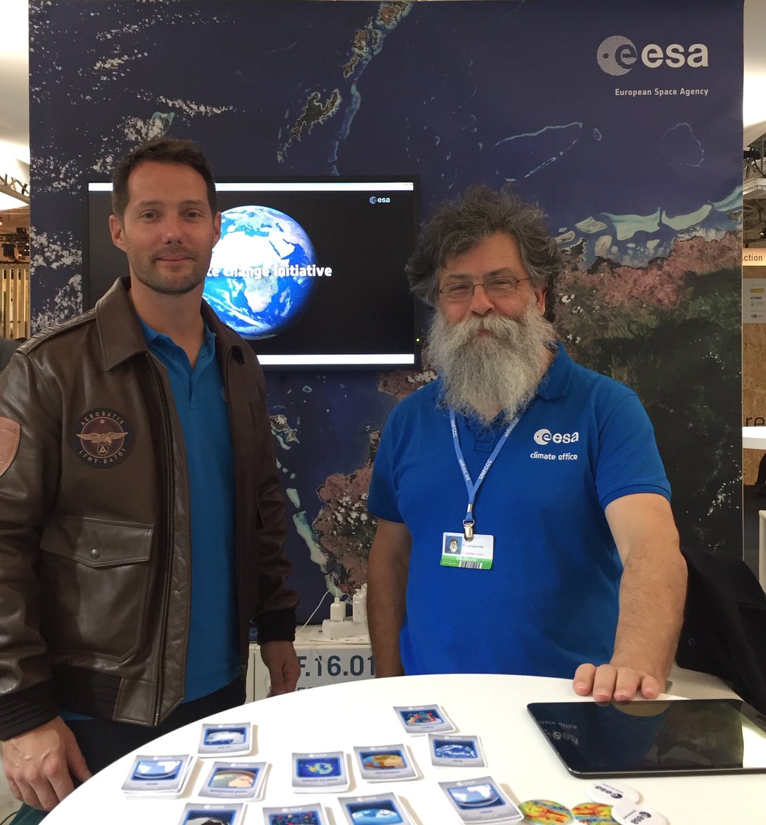 esaclimate's tweet photo. Thanks to @Thom_astro for joining us at #COP23 today to provide a unique perspective of our climate from space and learn more about the activities of the ESA Climate Office 🌍🚀🛰 https://t.co/HhC62NGfiF