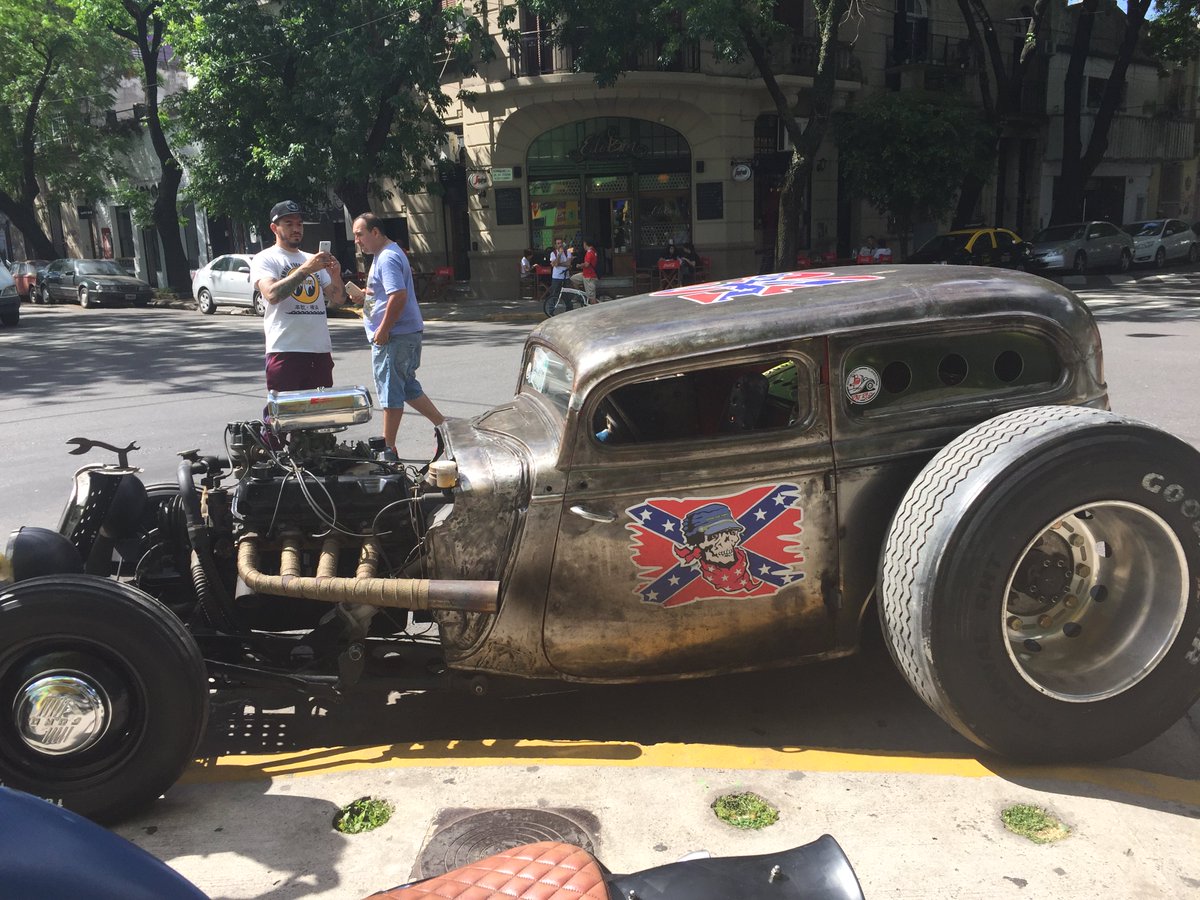 popradio1015's tweet photo. Los chicos de @KustomArt trajeron sus autos customizados a la puerta de la radio 🙆🏼🚘🙂 #CodigoSily https://t.co/8xl9OcTThz