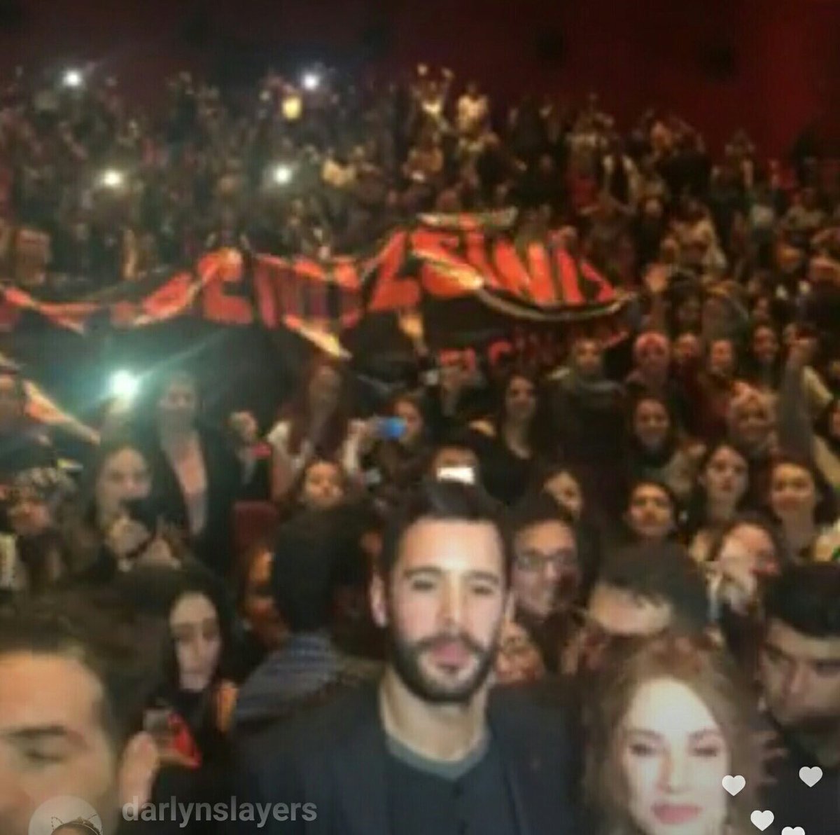 TvDunyasii's tweet photo. #MutlulukZamanı ekibini İzmir'de çok yoğun bir kitle karşıladı. Ayrıca #ElBar çiftinin sevenleri Barış Arduç ve Elçin Sangu'nun filmi izlediği salonda ''Muhteşemsiniz'' yazılı pankart açarak oyuncuları karşıladı. https://t.co/HK7hX06uQR