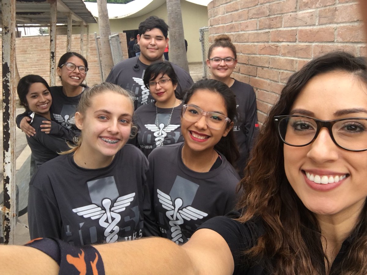 MrsCelGonz's tweet photo. All set for Feast of sharing! 🍁🍂 #HHSHosa @allyson_345 @lorenacaldo @bgaytan50 @yesenia9900 https://t.co/JdlTuBZu1A