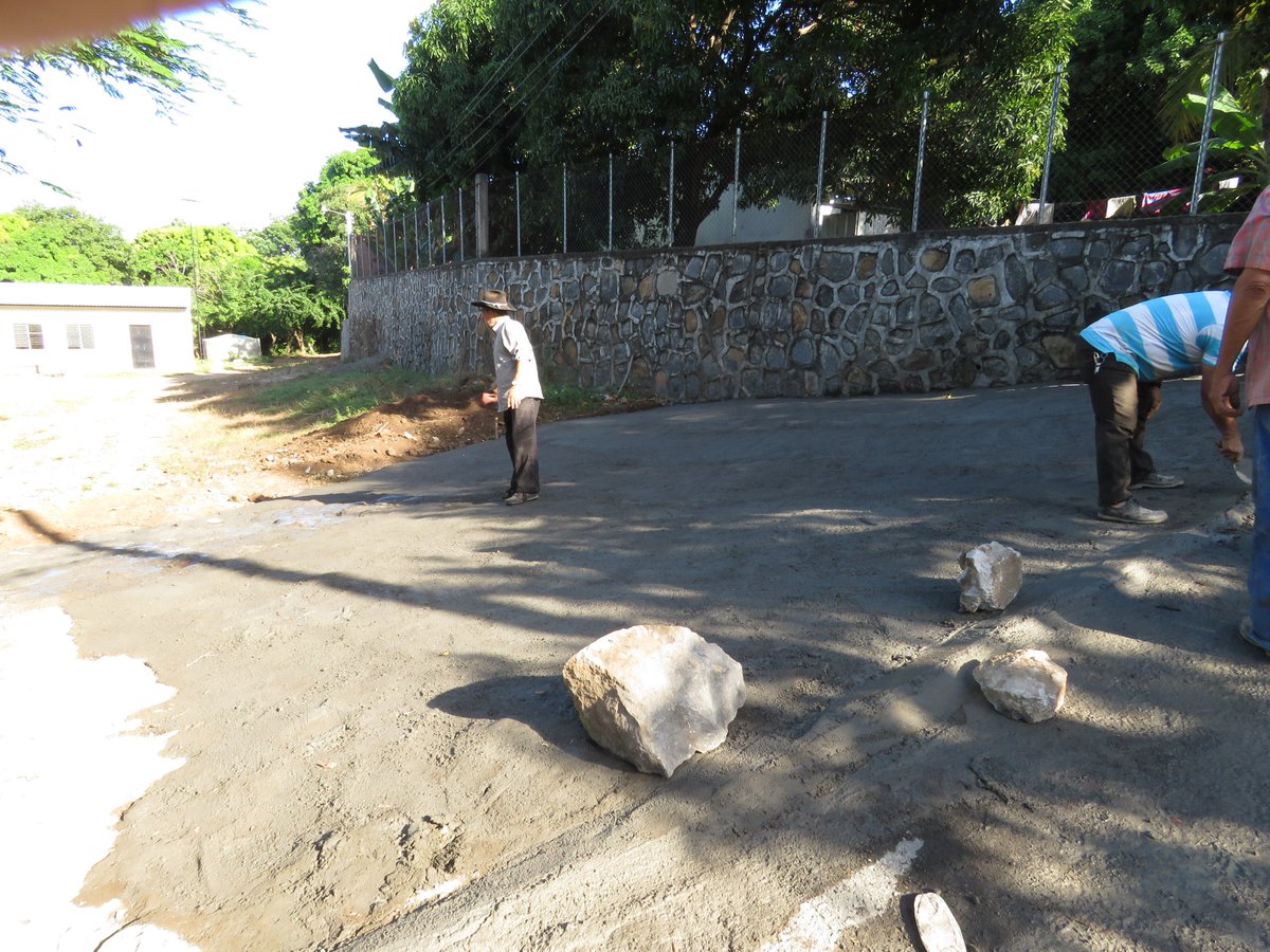 Unidos con las comunidades avanzamos con proyectos de beneficio, el Alcalde Ulises Soriano apoyando para la construcción de rampa en la Colonia Barrio Nuevo, del Cantón Yologual. ¡ Conchagua Somos Todos!