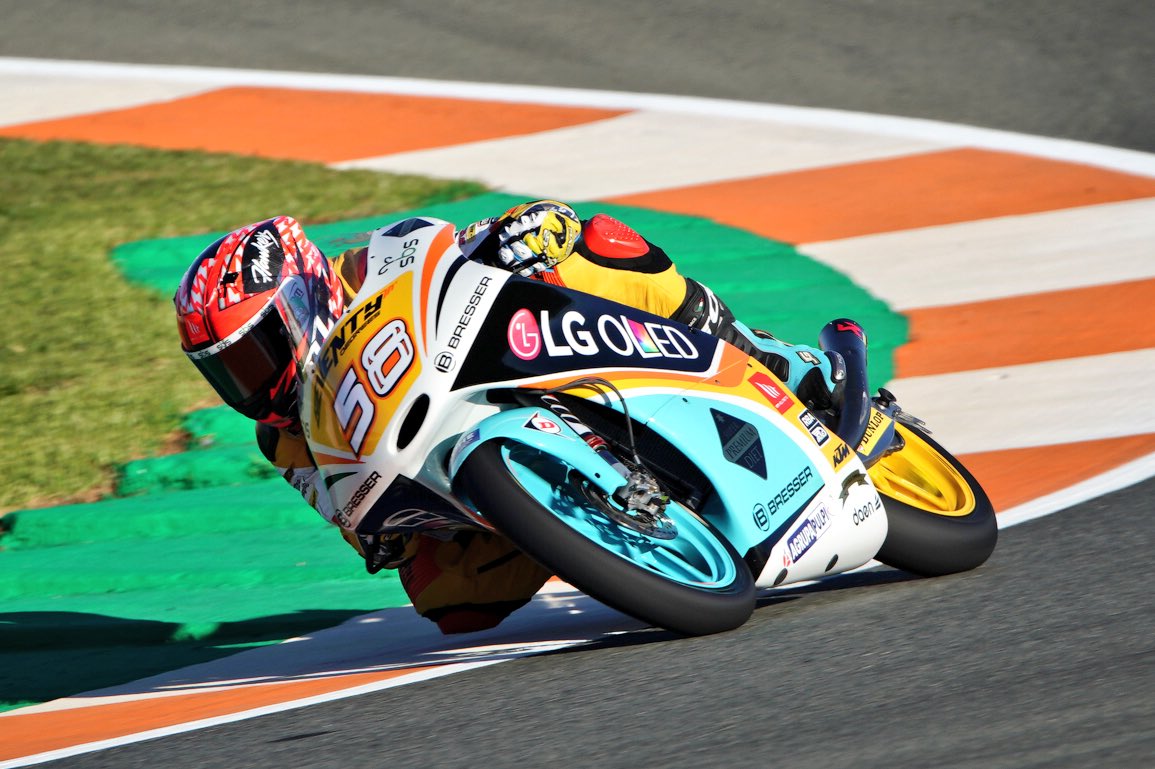 JuanfranGuevara's tweet photo. First day in front of all you, happy!✌🏽😀
¡Primer día delante de todos vosotros, contento! 😃✊🏽
https://t.co/ROTlXgIjmc
#ValenciaGP #LastGP https://t.co/1LjA1sHcsx
