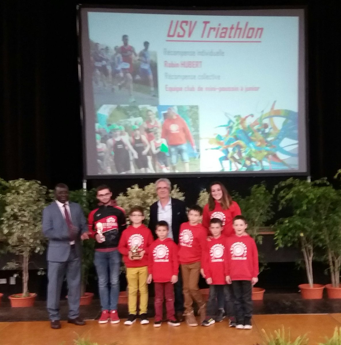 VendomeTri's tweet photo. Honneur aux sportifs Vendômois ce soir !
Félicitations à nos jeunes pour leurs 3ème place au championnat régional et à Robin Hubert pour ses très bons résultats nationaux 
Merci aux entraîneurs ! https://t.co/22W0HzOXFu