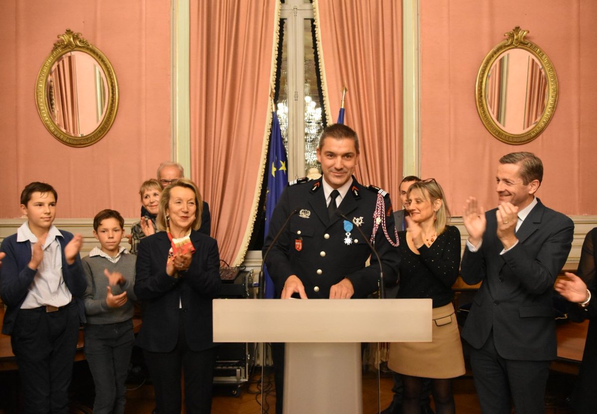 sdis86's tweet photo. Remise des insignes de Chevalier de l'Ordre national du mérite au colonel Mairesse - Extrait du discours de @MathieuMairesse 
"Je partage cette distinction avec l’ensemble des agents du service car votre action et votre dévouement sont admirables et également méritants" https://t.co/bq5S6KggM0