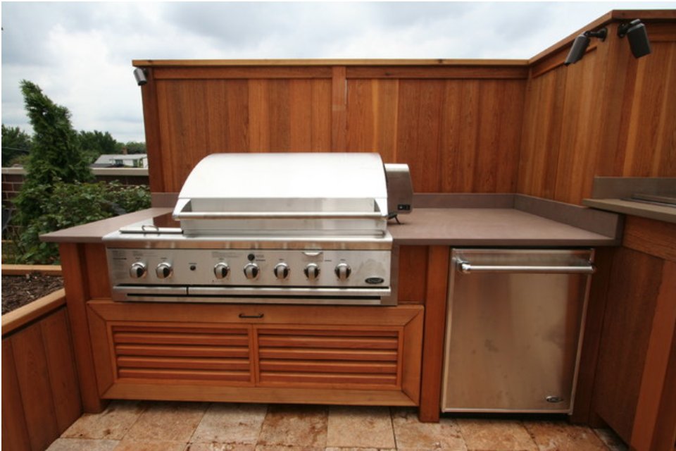 This Chicago rooftop celebrates the best outdoor kitchen and living space that we could ever want. View on Houzz: bit.ly/2hn3sYd