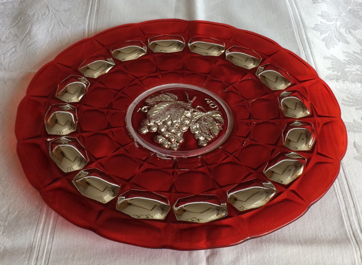 How about a little drama for the holidays?  Or any time of the year! #indianaglass #constellation #putsomecolorinyourcart ebay.com/itm/3323764040…