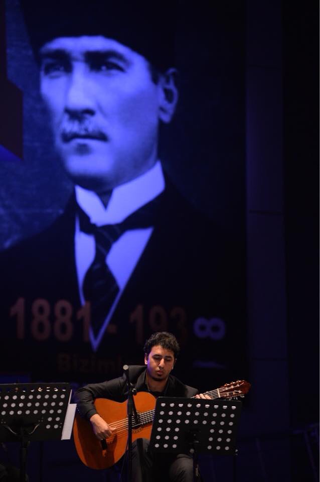 MuratpasaBld's tweet photo. 6. Uluslararası Antalya Gitar Festivalimize 10 Kasım Konseri geceye damga vurdu.
Komşularımızla birlikte Hacettepe Gitar Orkestrası eşliğinde Atamızı andık.
Atamızında söylediği gibi;
“Sanatsız kalan bir milletin hayat damarlarından biri kopmuş demektir.” #10Kasım #OradaDur https://t.co/T5JkbAIxHE