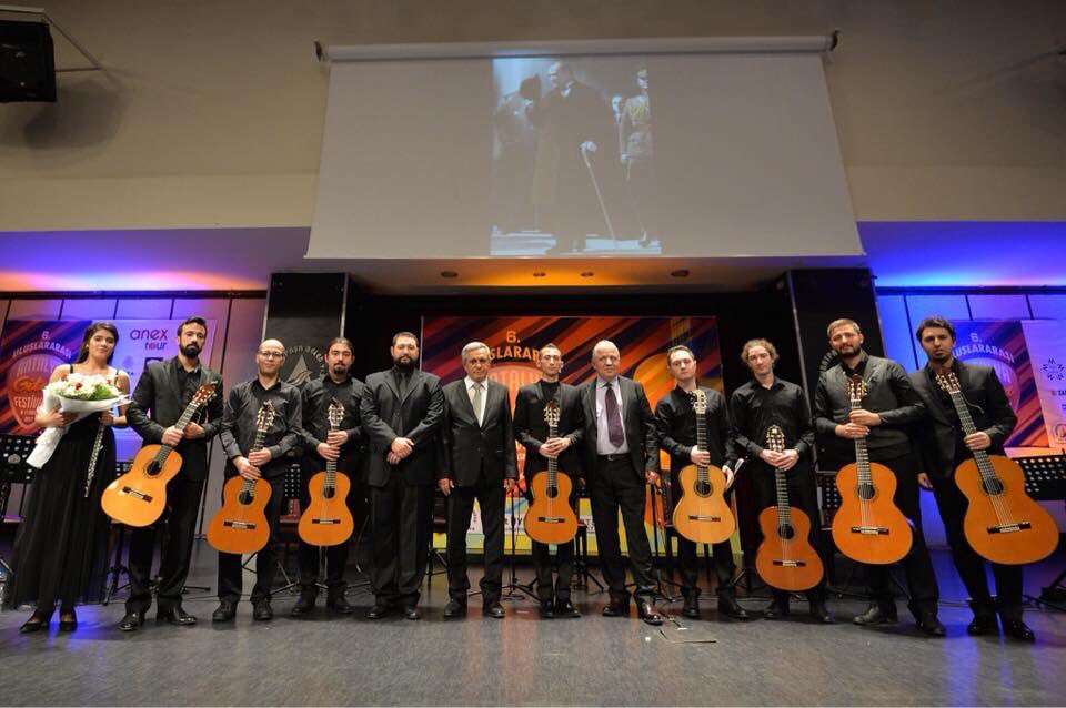 MuratpasaBld's tweet photo. 6. Uluslararası Antalya Gitar Festivalimize 10 Kasım Konseri geceye damga vurdu.
Komşularımızla birlikte Hacettepe Gitar Orkestrası eşliğinde Atamızı andık.
Atamızında söylediği gibi;
“Sanatsız kalan bir milletin hayat damarlarından biri kopmuş demektir.” #10Kasım #OradaDur https://t.co/T5JkbAIxHE