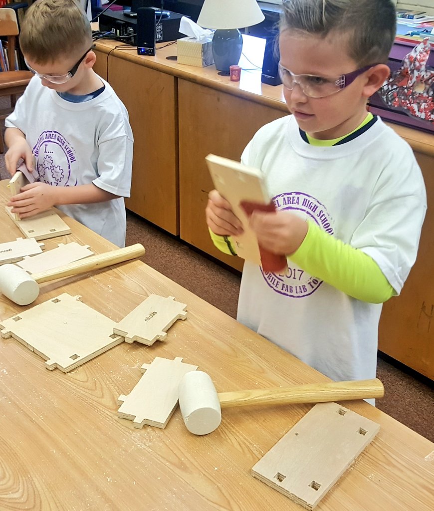 ShalerAreaENGIN's tweet photo. Fabulous Friday with @FCASD and the Mobile Fab Lab visiting Jeffery Primary today. Thanks to @remakelearning and @megan_cicconi  for making this opportunity possible for Shaler's kids! https://t.co/Rk5w77HKaz