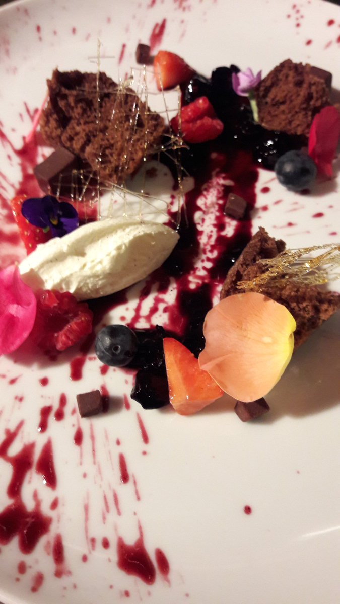 CaseLeicester's tweet photo. Tonight's 5 course tasting menu...

Pan roasted Guinea Fowl with Liquorice braised Leeks, Crispy Cavolo Nero, Sautéed Girolles and a Red Wine jus 

Deconstructed Black Forest Gateau, Cherry gel &amp; Chocolate Fudge https://t.co/JunE4JGrZE