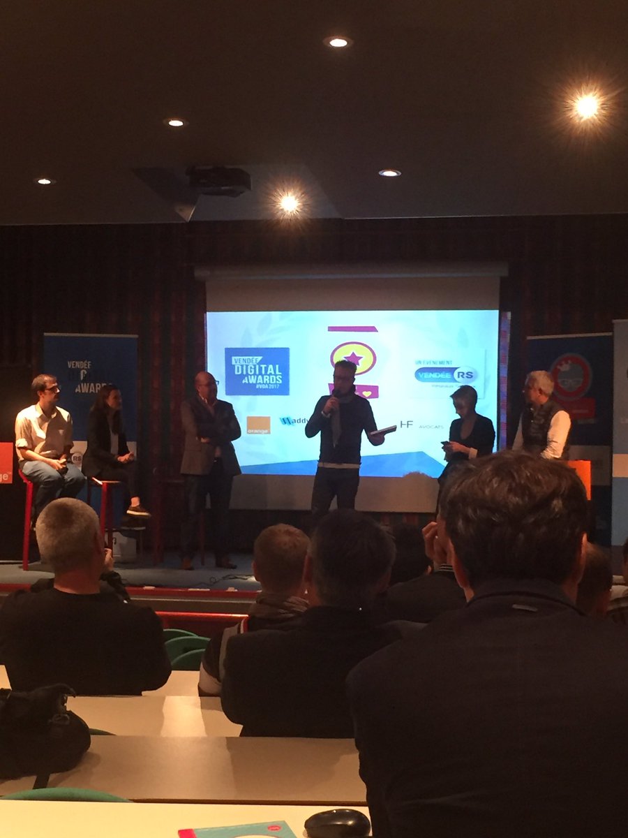 FredeBarteau's tweet photo. Surprise car un second coup de ❤️ remis par @JnoFrance #VDA2017 pour l'Usine Créative #communication #communaute #agence https://t.co/AsVi748t8f