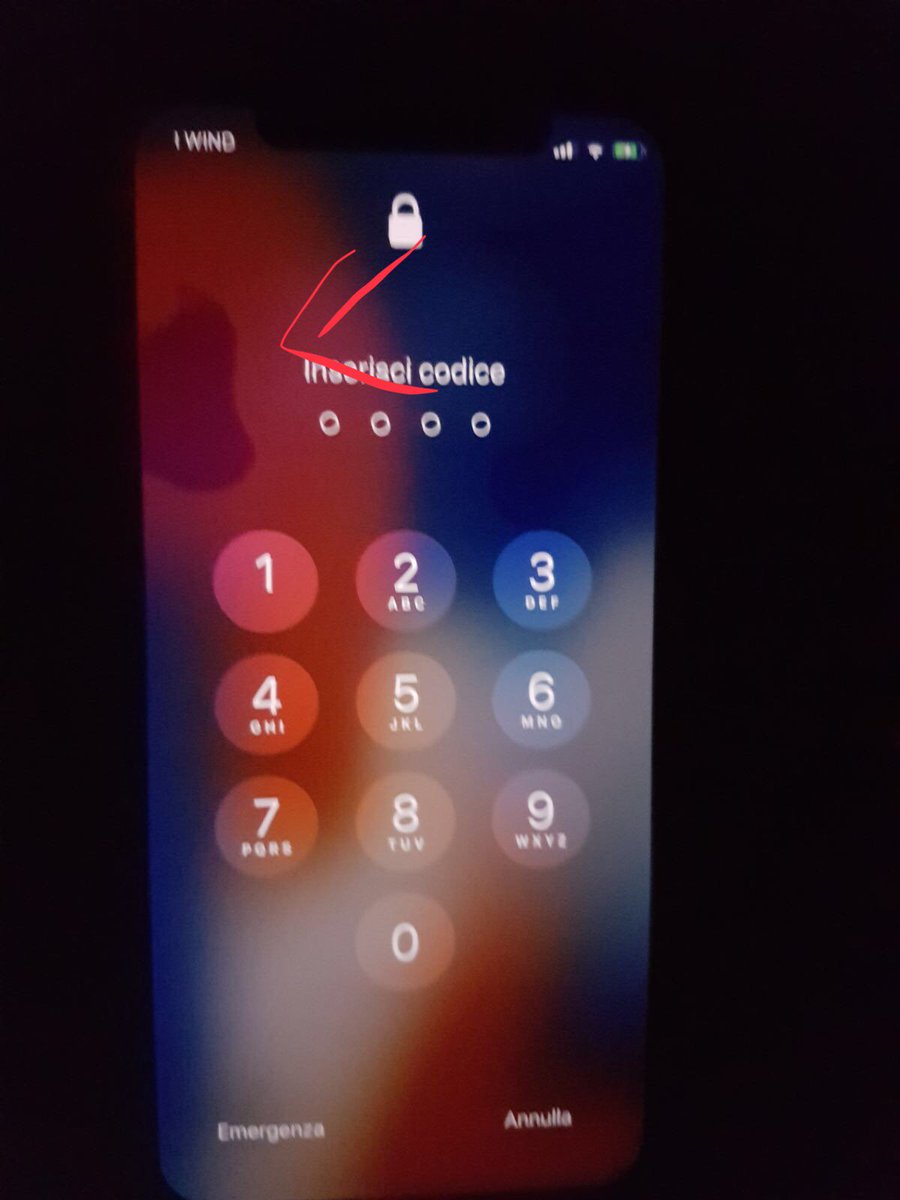 InTheAudi's tweet photo. @AndreaCervone @stefano_ziero Per vedere la macchia  :
Metti luminosità al minimo ed il primo wallpaper live di iPhoneX quello tendente al fucsia. Sblocca il telefono e fa fallire il Face ID in modo che ti venga chiesto il pin (questo è solo uno dei modi per far apparire la macchia) https://t.co/YAHlQdHIJc