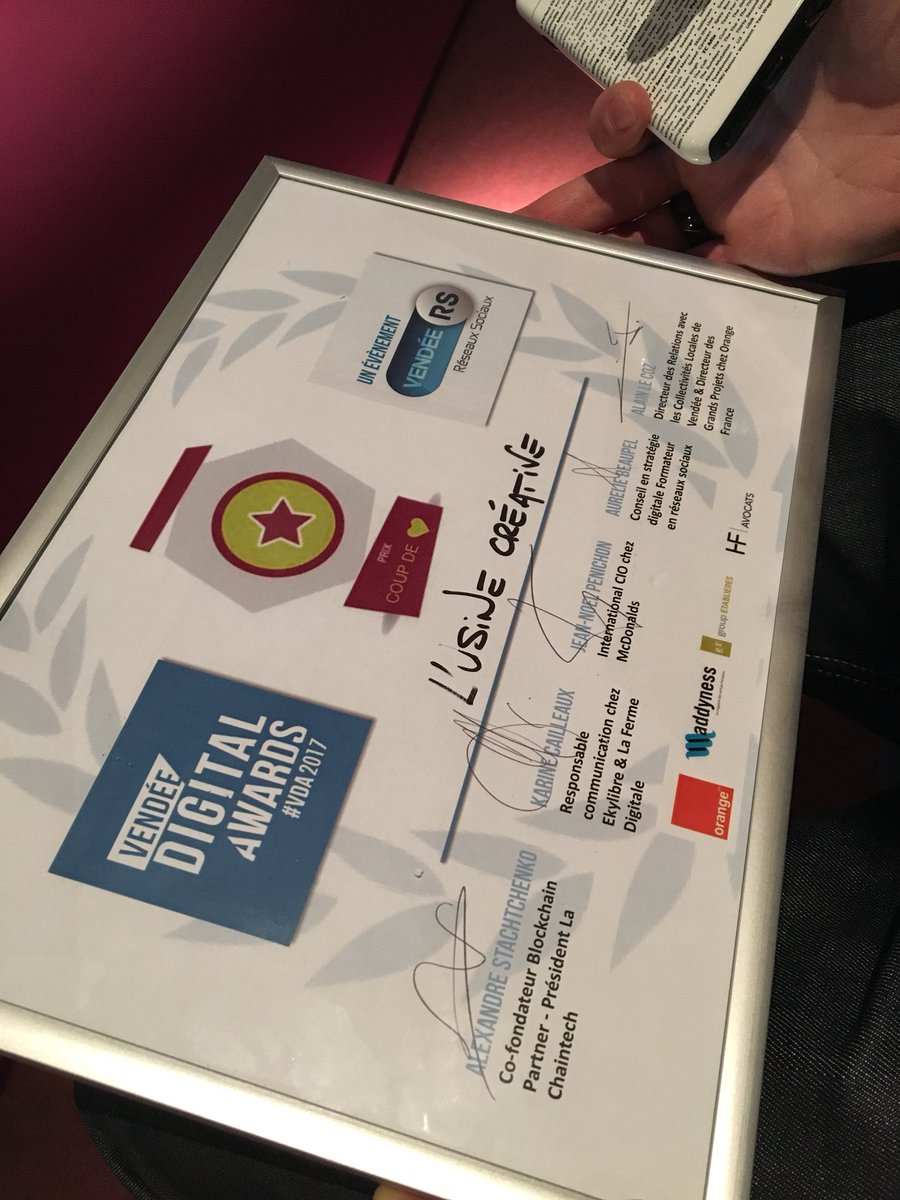 lusinecreative's tweet photo. Il est pas beau notre diplôme ! 😊😍🎉😋#VDA2017 @VendeeRS #coworking https://t.co/zRdLAH0arn