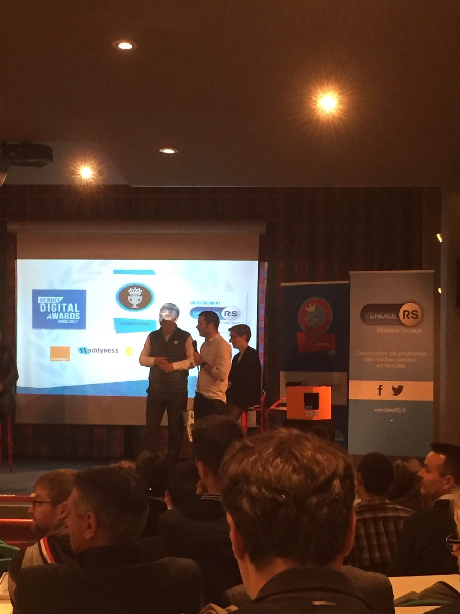 FredeBarteau's tweet photo. #vda2017 et maintenant le Grand Prix remis par @AlainLeCoz @OrangePaysLoire à @MakidooApp 👏👏👏👏👍👍👍👍😘😘😘 https://t.co/EOp0zXdAK7