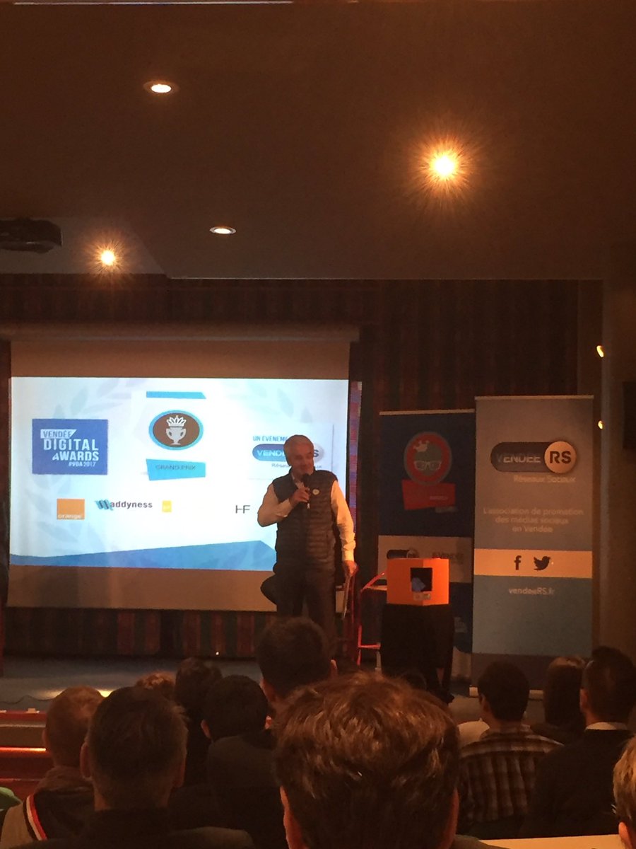 FredeBarteau's tweet photo. #vda2017 et maintenant le Grand Prix remis par @AlainLeCoz @OrangePaysLoire à @MakidooApp 👏👏👏👏👍👍👍👍😘😘😘 https://t.co/EOp0zXdAK7