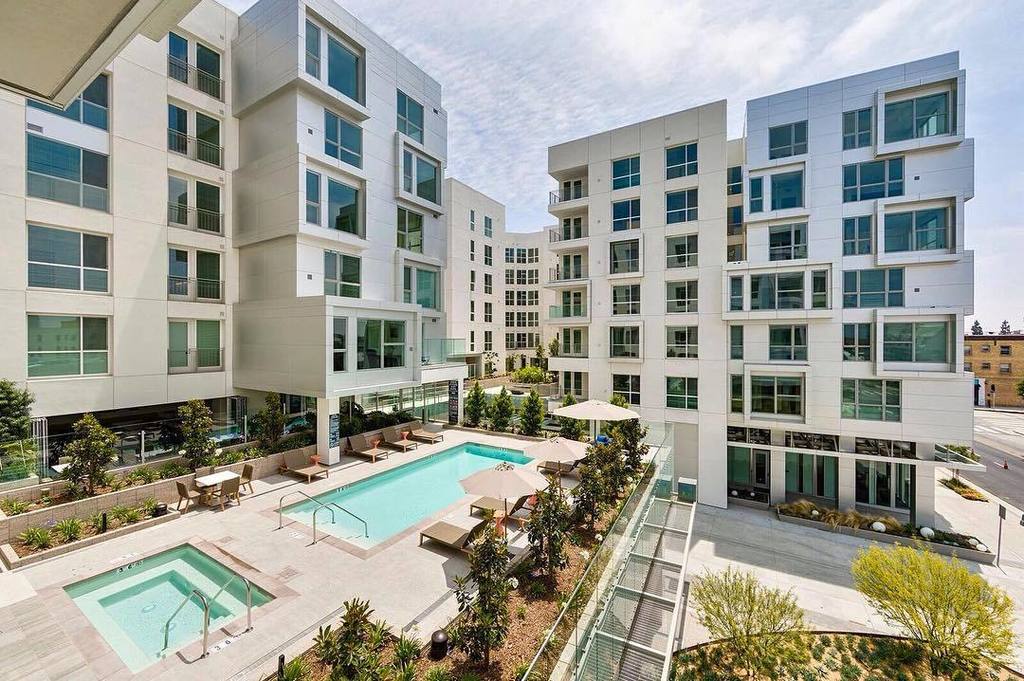 wrenapartments's tweet photo. Its a 'ting! #LiveAtWREN #PoolLife #Cabana&Spa #DTLA #LiveLA #LosAngeles #LAphotography https://t.co/lsJ5QUMa55 https://t.co/xnp902x9CA