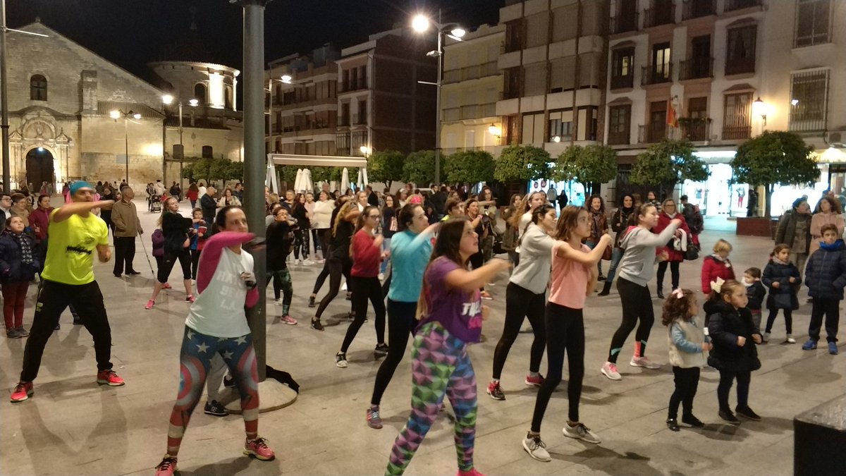 SDMlucena's tweet photo. Momentos Master Class Zumba Batuka y Combat en la Plaza Nueva hoy de 18:30 a 20:30 https://t.co/tJXRjxtUwV