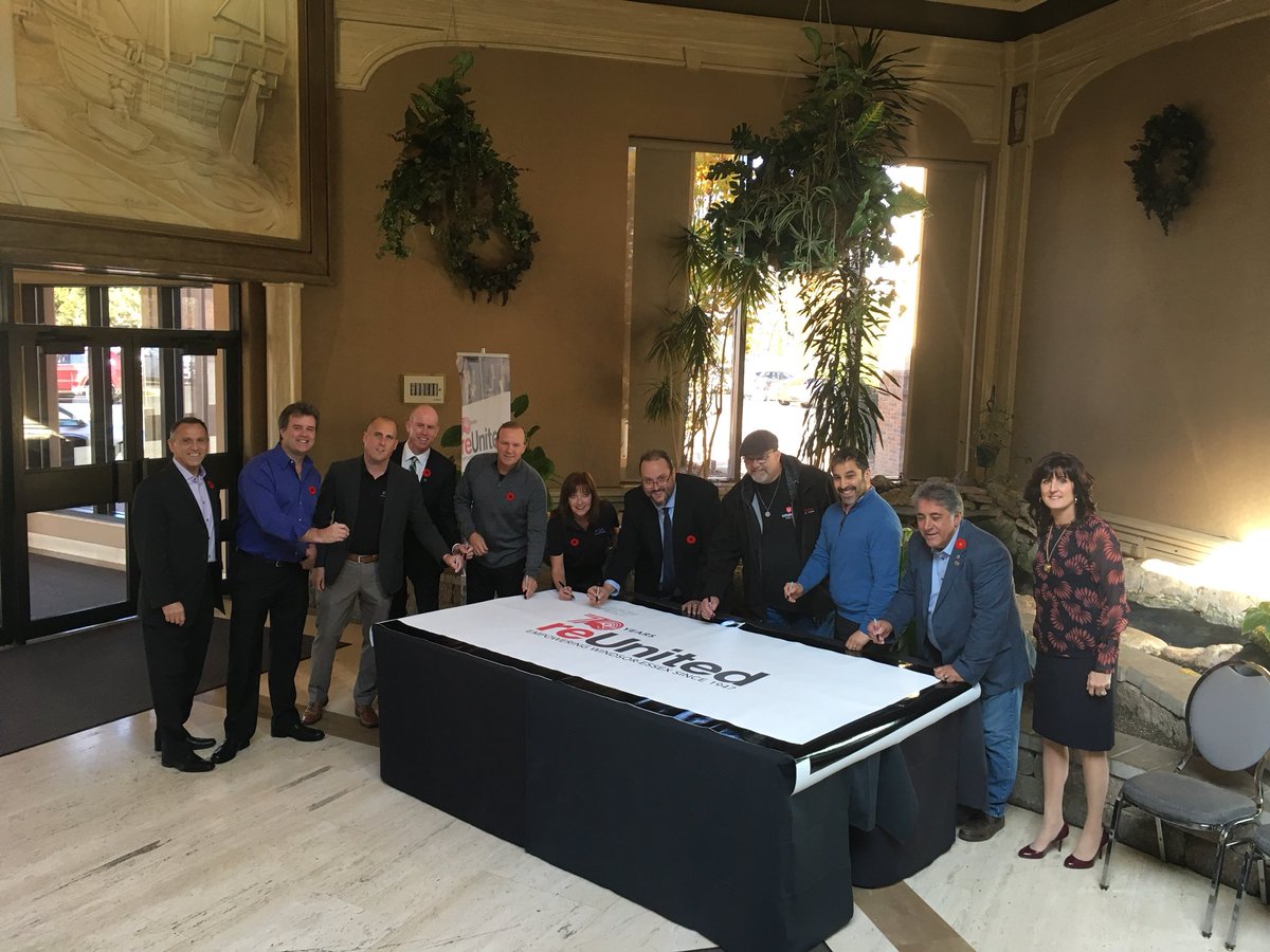 UnitedWayWECK's tweet photo. Pens ready! Some of our sponsors signing our event commemorative banner. #70reunited https://t.co/0uj595uu6O