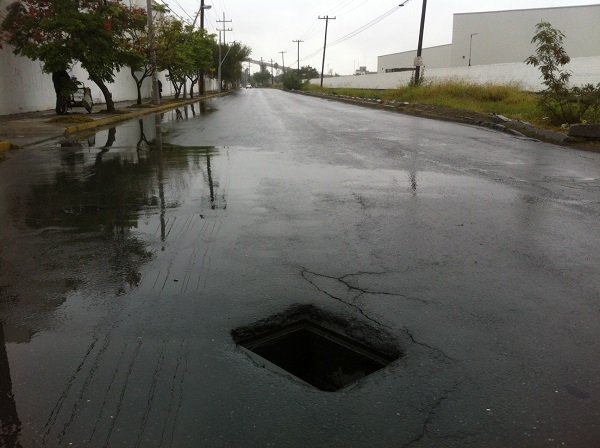 ObispadoMX's tweet photo. #AlertaConductores Alcantarillas descubiertas 🕳, un riesgo para el conductor. Más info ➡https://t.co/I7R93M6lM3 @ServPublicosMty @mtygob @Cicmty @retioMTY @Atn_GolfoNorte https://t.co/Tqw48PN8TU