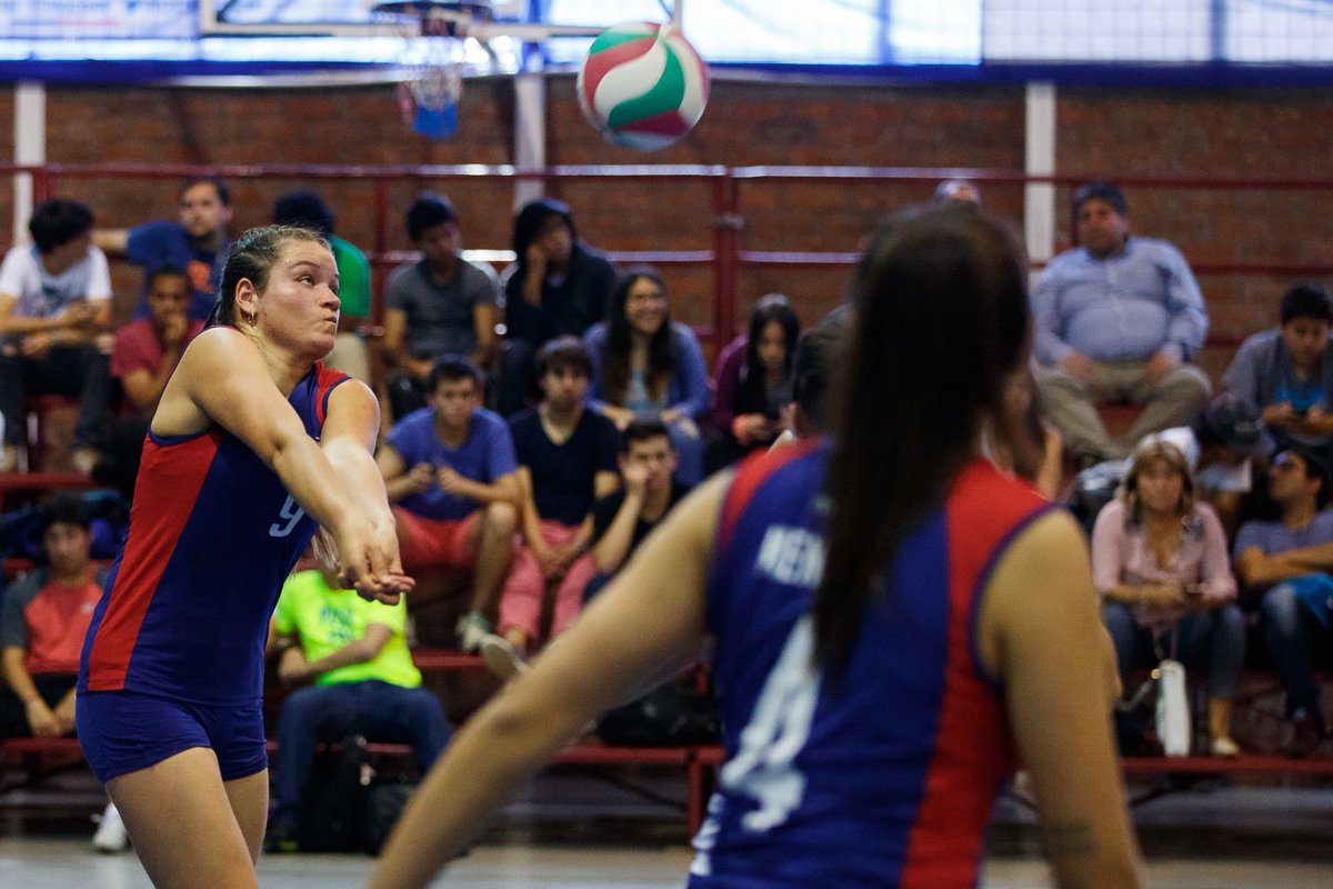 INDChileOficial's tweet photo. AHORA 📺 VOLEIBOL EN VIVO EN https://t.co/iB6ziV6UD6 … … 🏆#LDES2017 🏐Semifinales: UNAB vs PUCV https://t.co/t1oNBIrQwY