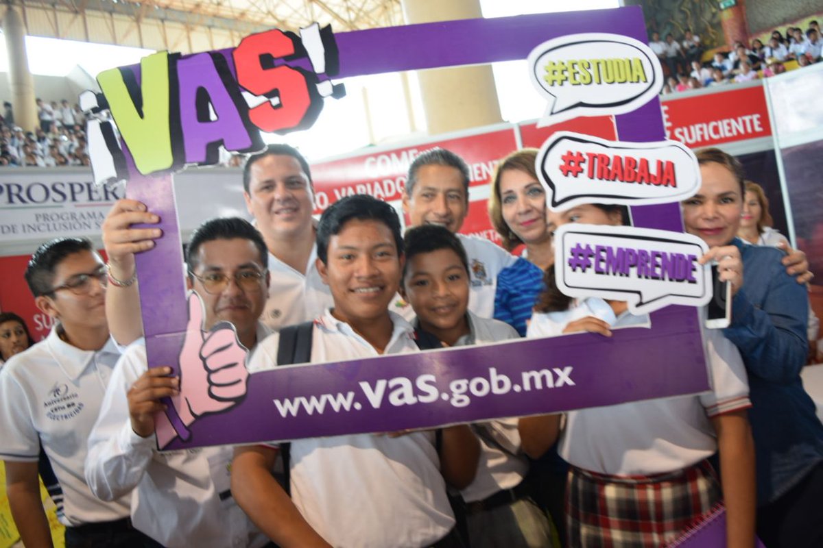 VAS_mx's tweet photo. 😃Así se vivió la Feria ¡VAS! en #Veracracruz, los mas de 5,000 #JóvenesPROSPERA tuvieron acceso a información para continuar con su educación, agradecemos a Eduardo Fabián #CasoDeÉxito que nos contó su experiencia de vida con @Prospera_MX 👏
#VasEstudia #VasEmprende #VasTrabaja https://t.co/qU6YfDEwtz