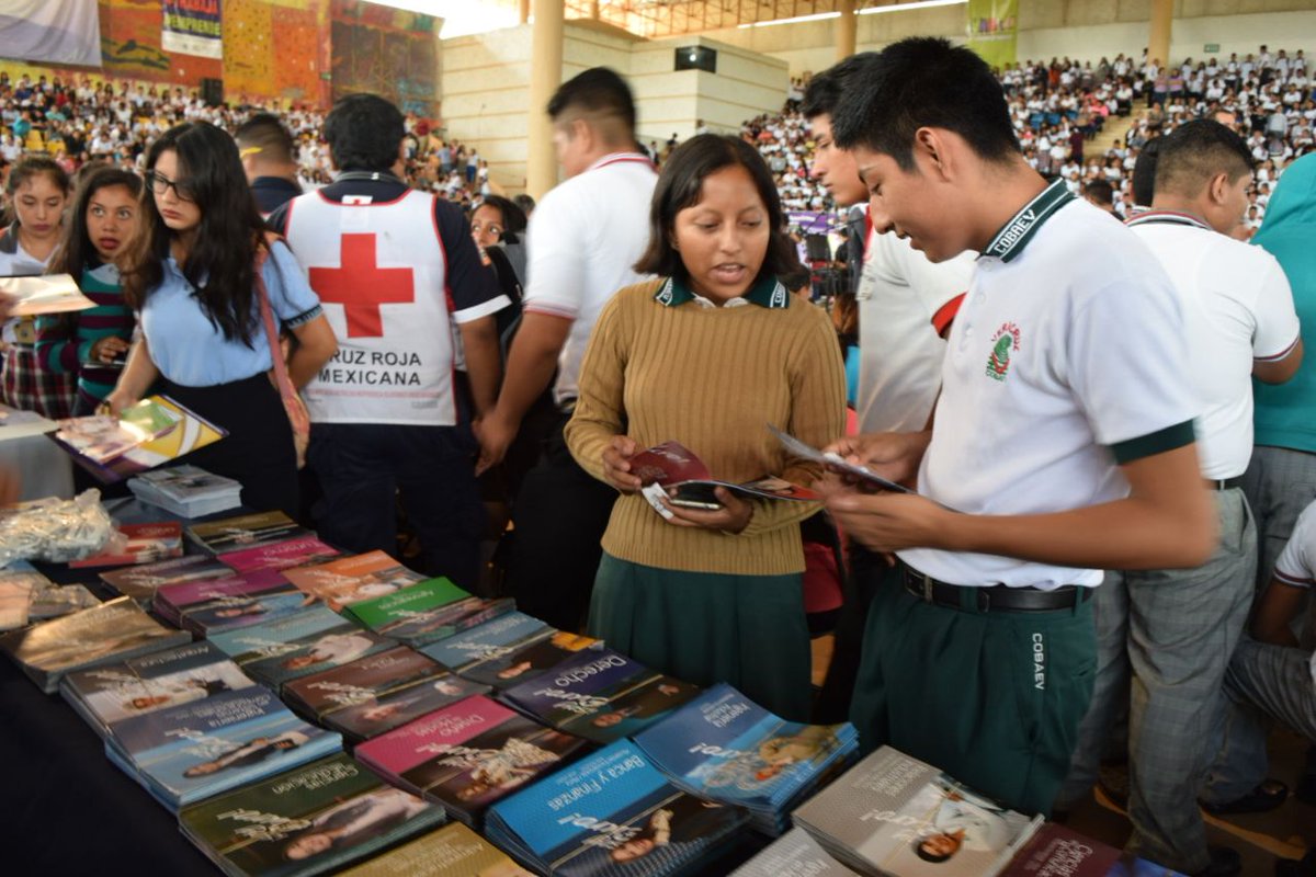 VAS_mx's tweet photo. 😃Así se vivió la Feria ¡VAS! en #Veracracruz, los mas de 5,000 #JóvenesPROSPERA tuvieron acceso a información para continuar con su educación, agradecemos a Eduardo Fabián #CasoDeÉxito que nos contó su experiencia de vida con @Prospera_MX 👏
#VasEstudia #VasEmprende #VasTrabaja https://t.co/qU6YfDEwtz