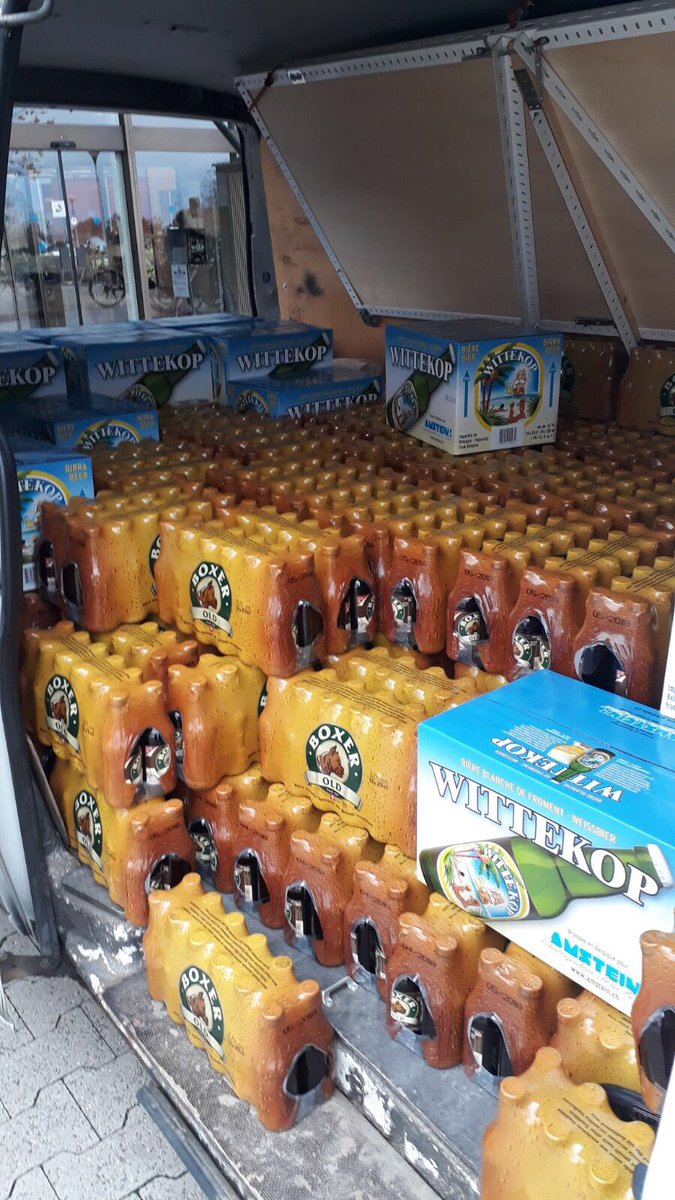 LabUnil's tweet photo. Un petit workchope qui se prépare jeudi prochain n’est-ce pas @Fab_1926 ? On a combien de litres cette fois ? #workchope #belab #unil #bieres https://t.co/CMpiU5Mval