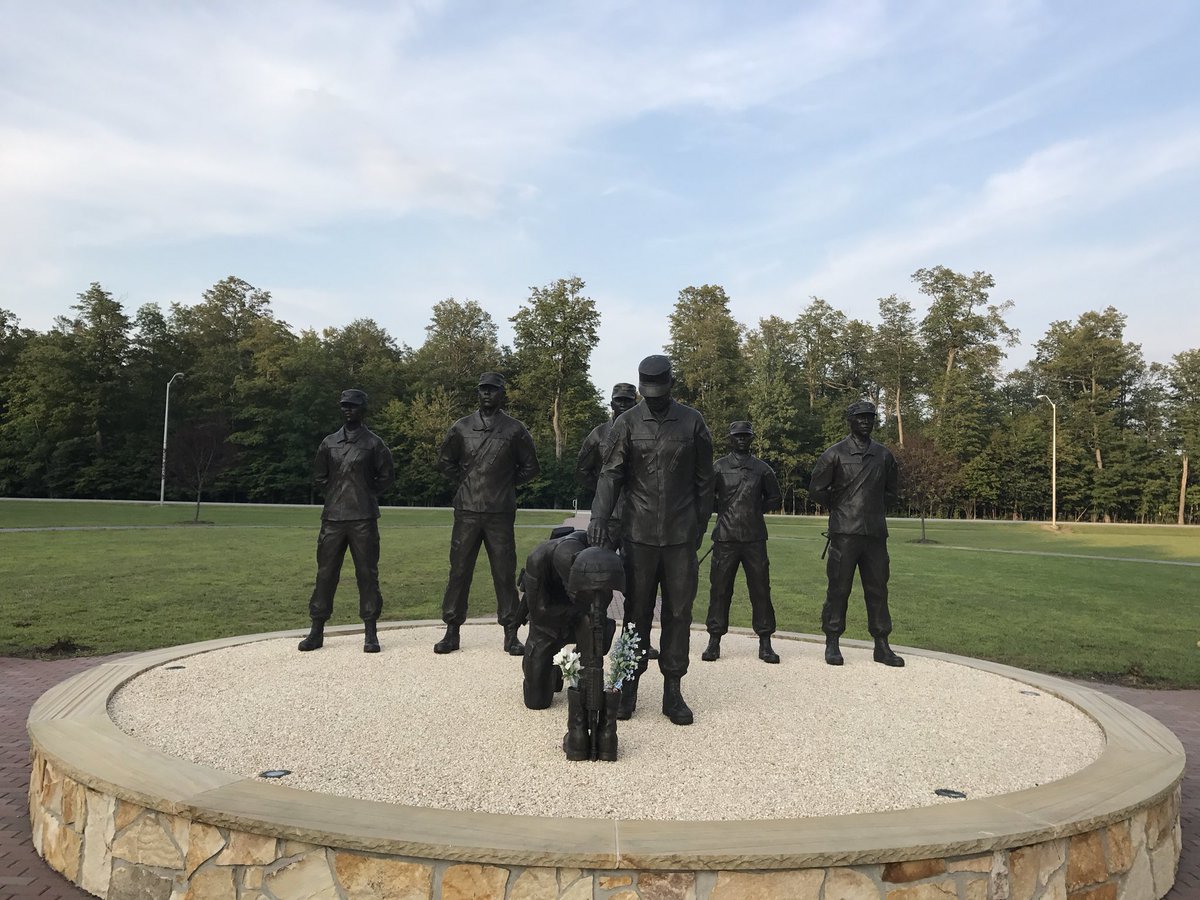 chicCPA's tweet photo. #VeteransDay has a deeper meaning since @DOD_JCOC! THANK YOU is not enough! The USA way of life is because of you! #veterans 🇺🇸 #jcoc87 https://t.co/ZM7e8xANLI