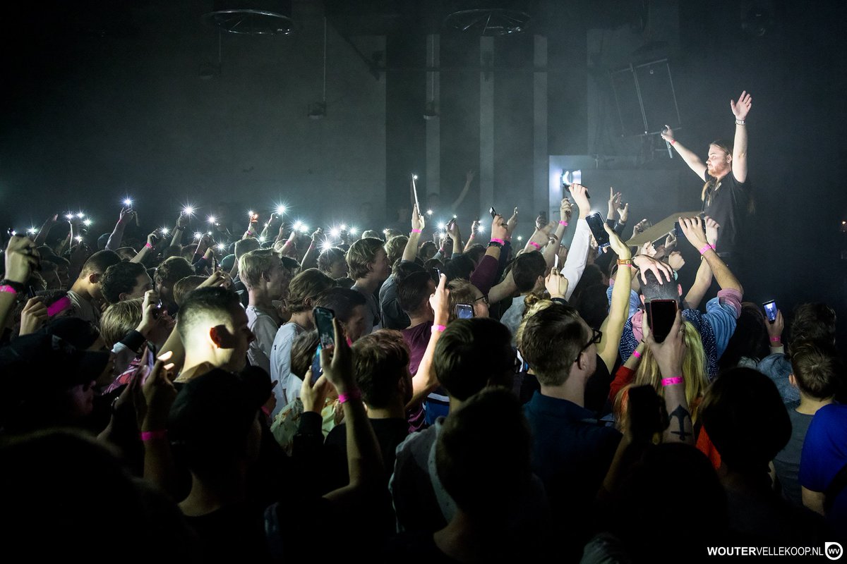 Ook de kleine zaal van het <a href="/paard_denhaag/">Paard</a> was gisteren uitverkocht door @DuBoyKermit, meer foto's hier; woutervellekoop.nl/2017-11-10-don…