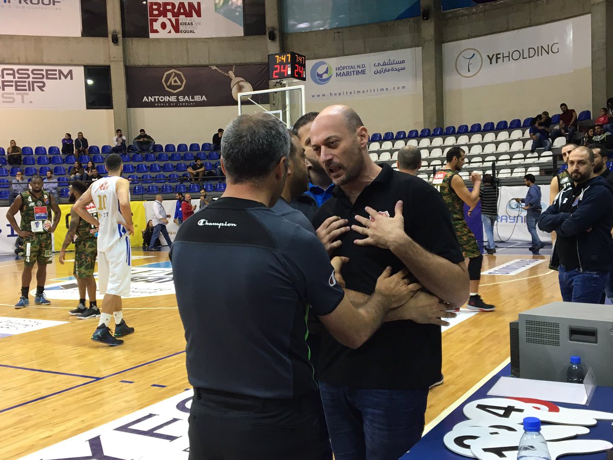 LBCISports's tweet photo. مدرب الهومنتمن جو مجاعص يغادر ارضية الملعب بعد الطرد #BybHom 🏀 https://t.co/EiJdKaC7ap