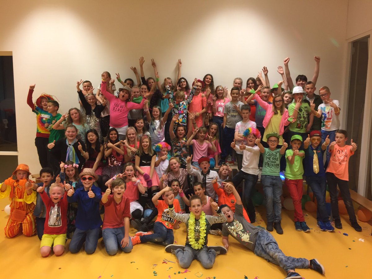 De_Keerkring's tweet photo. Disco groep 6, 7 en 8. #kleuren #dansen #gezelligheid #heel warm https://t.co/OGSqLxWosv