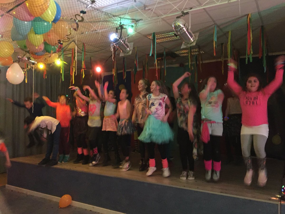 De_Keerkring's tweet photo. Disco groep 6, 7 en 8. #kleuren #dansen #gezelligheid #heel warm https://t.co/OGSqLxWosv