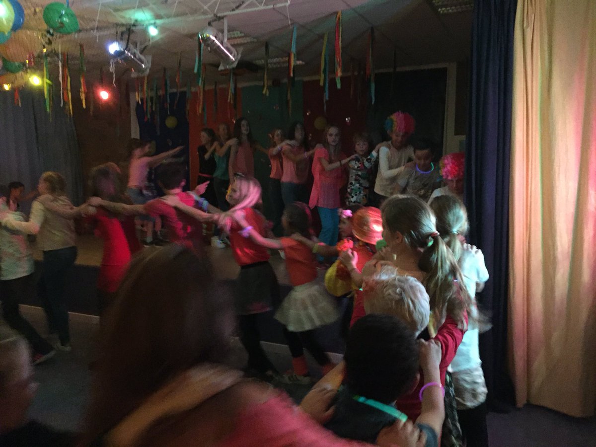 De_Keerkring's tweet photo. Disco groep 6, 7 en 8. #kleuren #dansen #gezelligheid #heel warm https://t.co/OGSqLxWosv