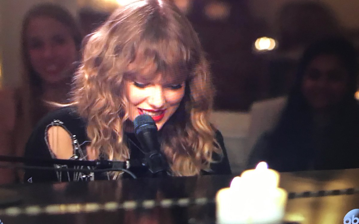 soitfuckingoes's tweet image. TAYLOR IS REALLY HAPPY RIGHT NOW AND I WANNA CRY APPRECIATION TWEET #EMABiggestFansTaylorSwift