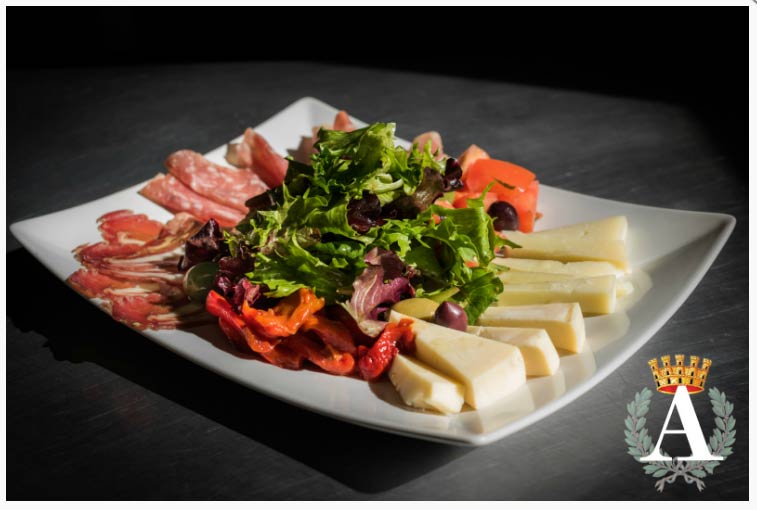 NELivingUS's tweet photo. 56% of consumers prefer food locally sourced from farmers and producers in their own community. Duh  https://t.co/J3ZSw9JE6X #localdining #localfood #newenglandfarms #newenglandchefs #newenglandliving #nelivingmagazine #nedining https://t.co/wW9rN0Gb5p