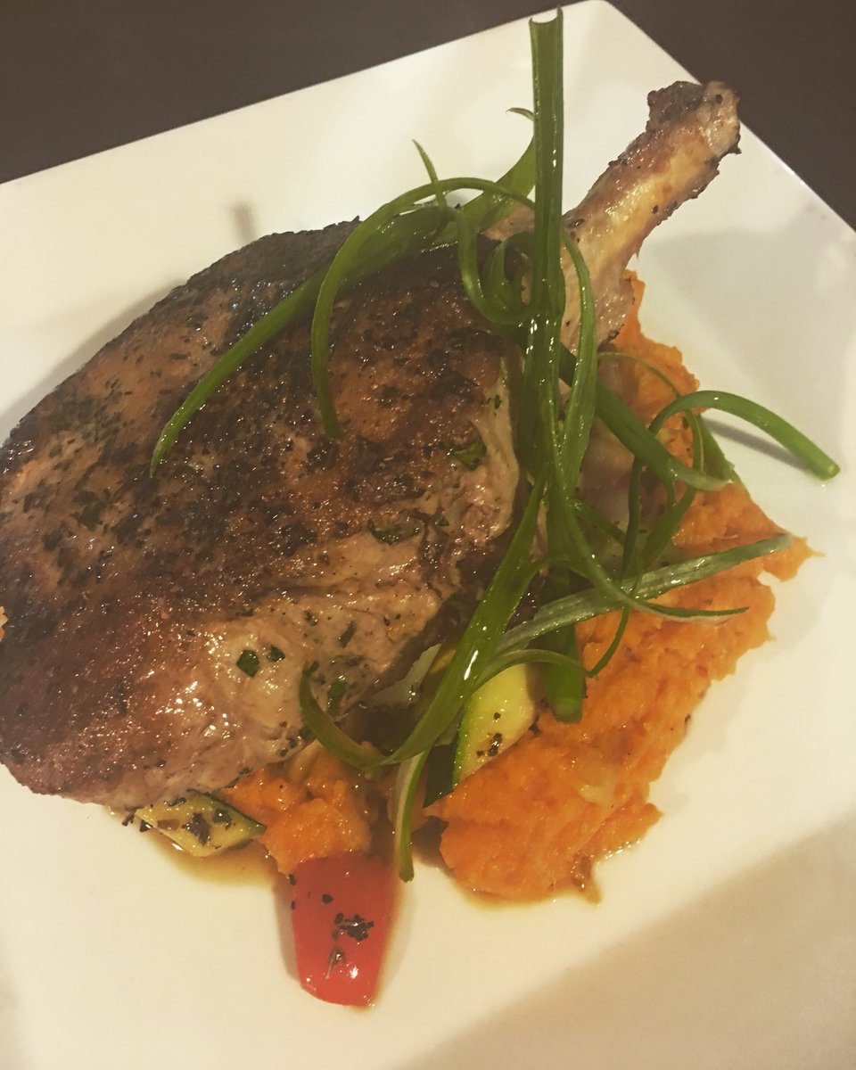 gertiesclarence's tweet photo. Our #PorkChop #Special! #buffalo #buffalofood #clarencecenter #clarenceny #fridaynightdinner @tasteofbuffalo @Buffalo_buzz https://t.co/KUX9ro4NVj