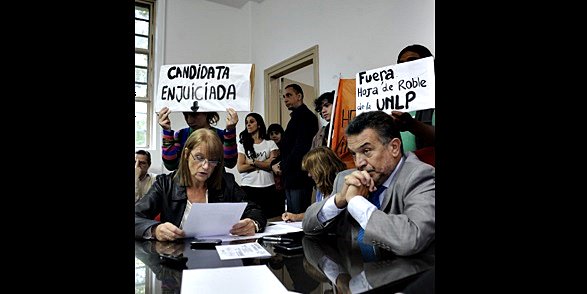 infoblancosobre's tweet photo. Festeja toda la UNLP: después de 27 años desplazaron a “Hoja de Roble” de la Facultad de Medicina https://t.co/JrT722wXML https://t.co/6gDNDlRKZe