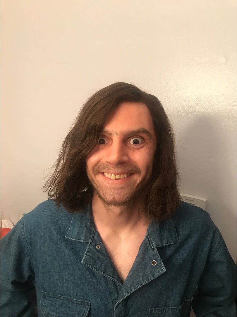 EvanPBrazil's tweet photo. Novas/velhas fotos do Evan nos bastidores de #AHSCult como Kai e Charles Manson. https://t.co/2D0Nti0ppy