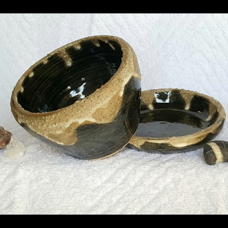 donyalongoria's tweet photo. Time for cuttings and plants to come inside and this beauty is just the perfect planter with water saucer. 
#pottery #handmade #planter #plants #wheelthrownpottery #apothecary #herbal #flowers #herbsofinstagram #ivy #indoorplants #hiddenlegacy #succulentgarden #succulents https://t.co/sePwv8UE56