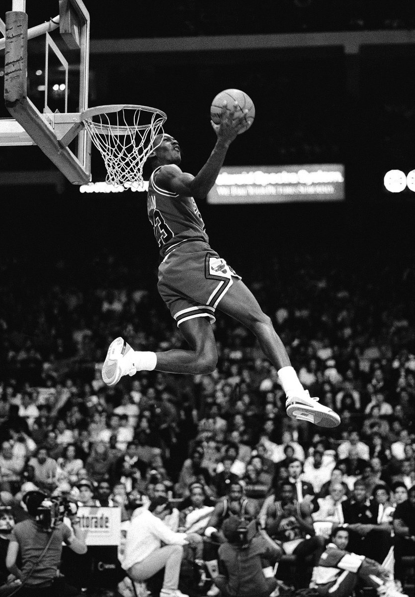 NBAAllStar's tweet photo. 1988 #NBAAllStar Chicago Friday Flashback... 

In front of his home crowd, Michael Jordan takes home the 1988 Slam Dunk Contest! https://t.co/JwocfWJ4KK