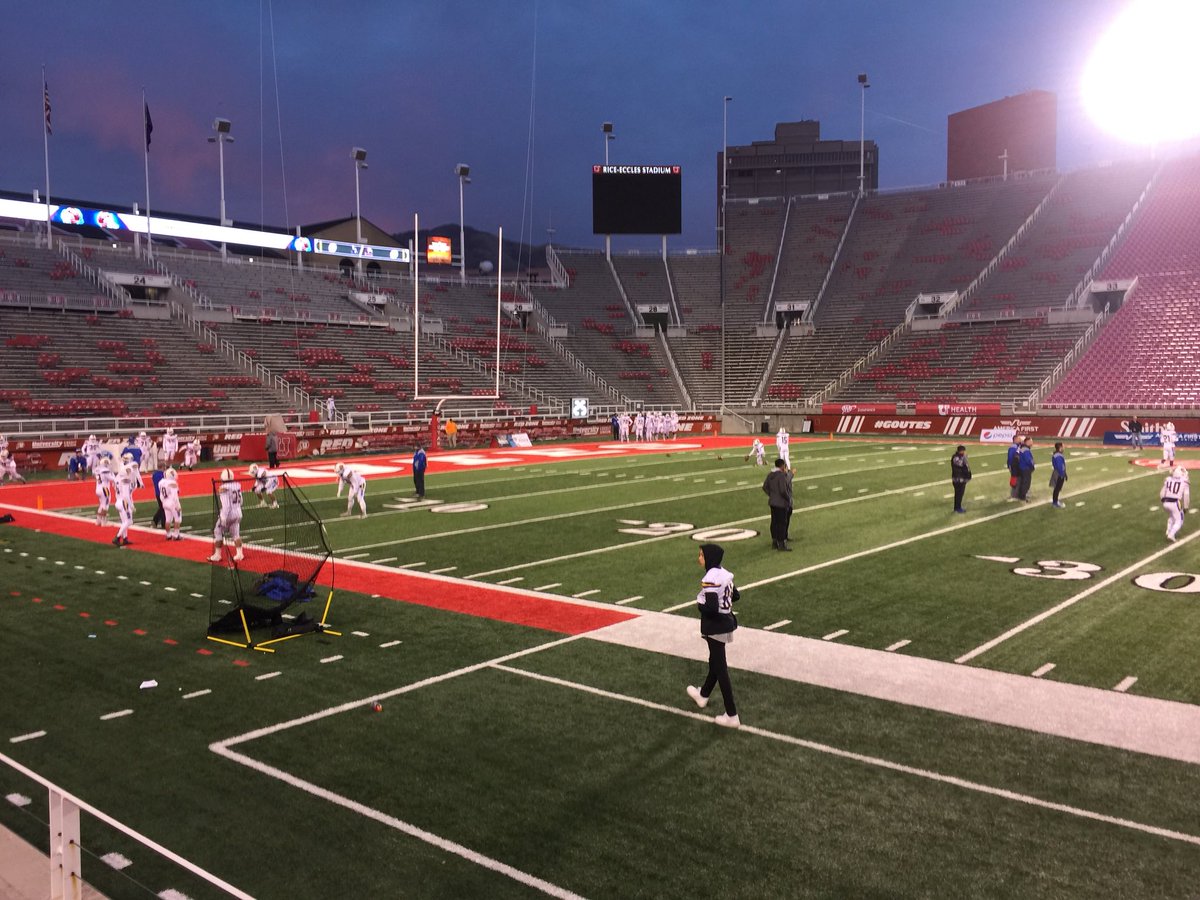 jvfiso's tweet photo. I’m just here for the football #highschoolstatechamps #OremTigers #GoOHS https://t.co/9dr9Hb2KNV