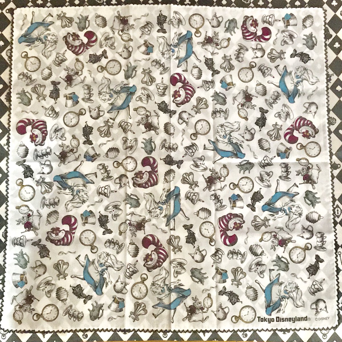 チェルシー در توییتر アリスの大きなハンカチ アリスグッズにしてはシックな色合いで アリスのドレスの青とチェシャ猫の赤が際立ちますよね ふしぎの国のアリス 不思議の国のアリス Tdl 東京ディズニーランド チェルシー در توییتر アリスの大きなハンカチ アリスグッズにしてはシックな色合いで アリスのドレスの青とチェシャ猫の赤が際立ちますよね ふしぎの国のアリス 不思議の国のアリス Tdl 東京ディズニーランド