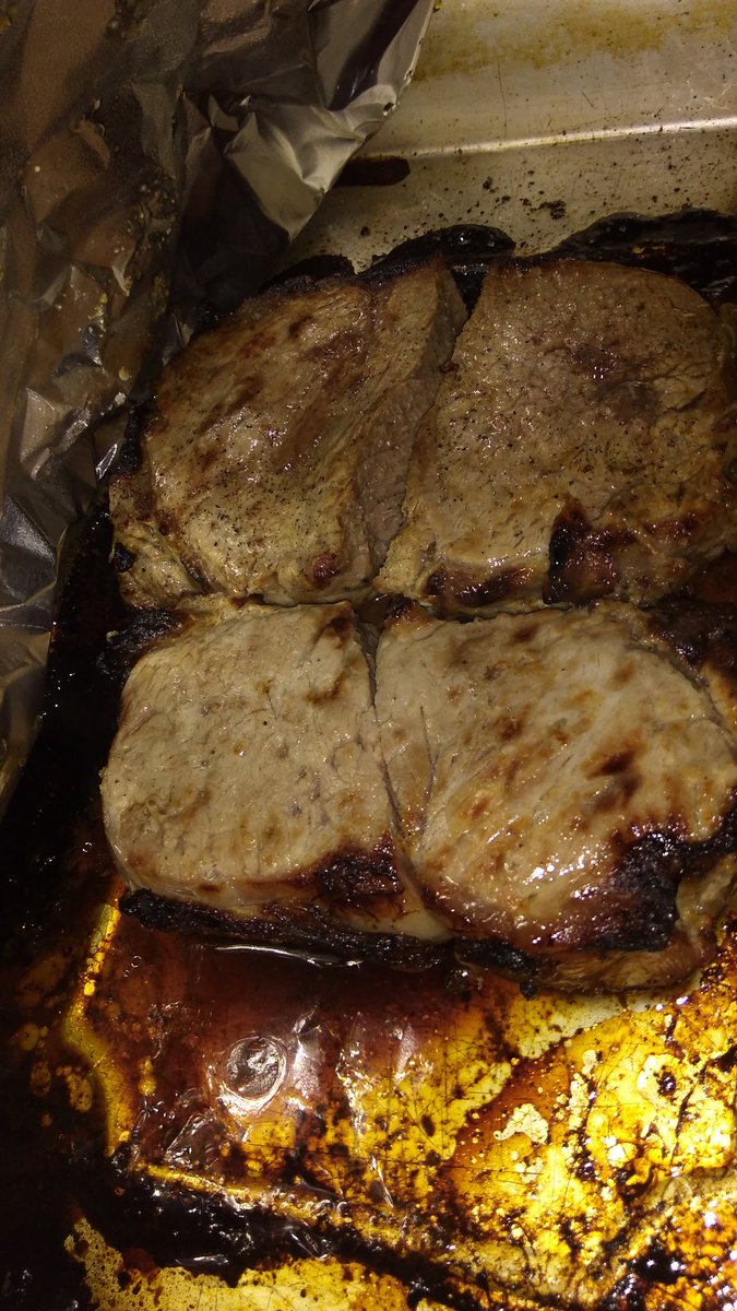 jemoeder______'s tweet photo. @GordonRamsay  rate the stakes my momma just made for her boyfriend please :)) https://t.co/CpwV6qw71B