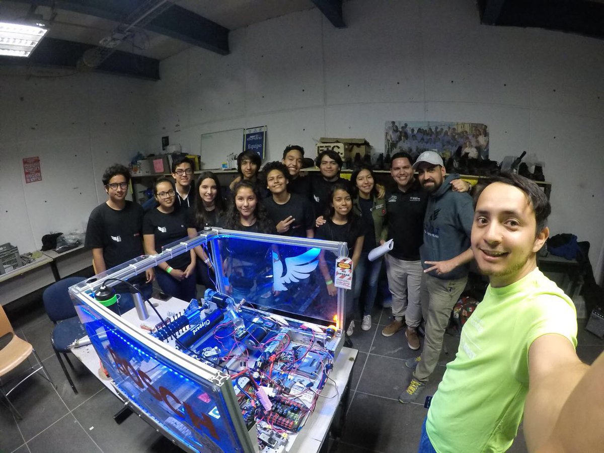 devolt_6407's tweet photo. Thanks to intersociedades,our coach was able to hang out with teammates from @vitronik6170 and @regiobots #devoltizate #omgrobots #firstinspiresme #frcmxto https://t.co/Lb6M9ZB1V5